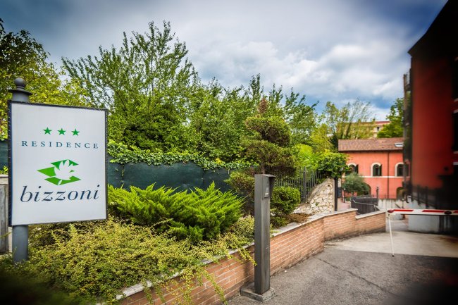 Ingresso del Residence Bizzoni con giardino.