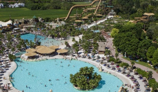 Parco acquatico con piscine e scivoli.