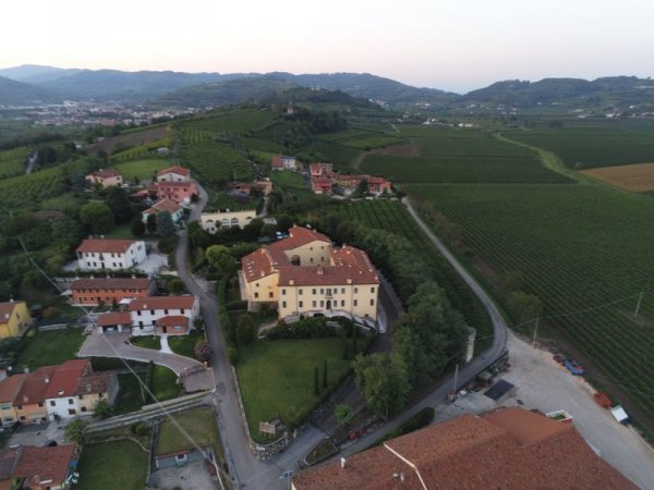 Veduta aerea di un complesso residenziale in campagna.