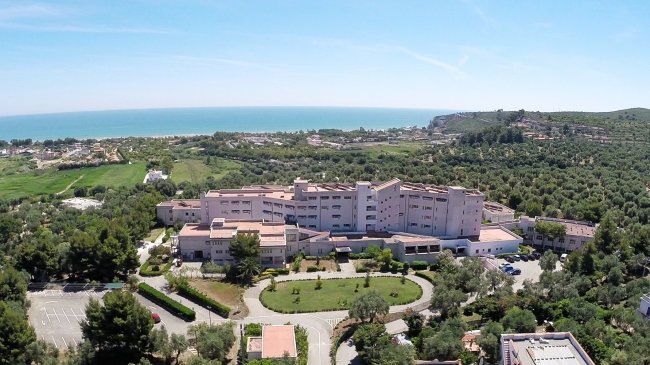 Vista aerea di un grande complesso vicino al mare.