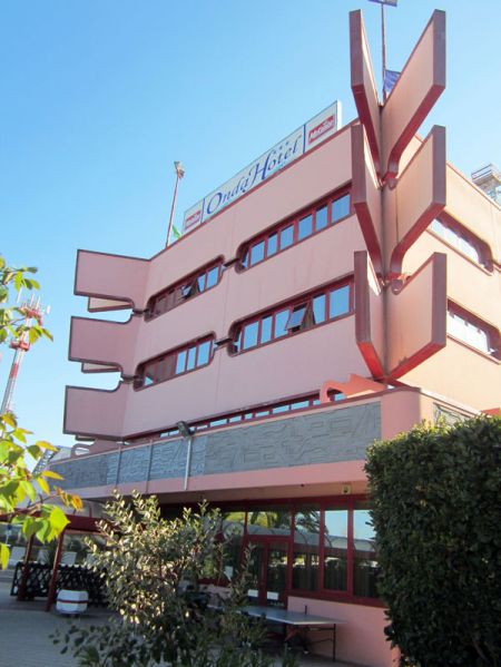 Edificio moderno con insegna 