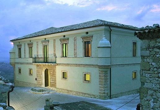 Edificio storico con facciata in pietra al tramonto.