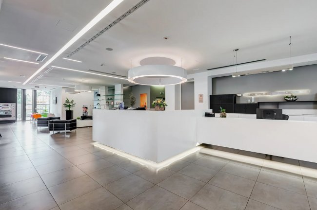 Reception moderna con illuminazione elegante.
