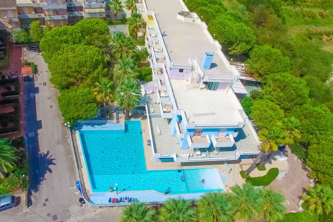 Vista aerea di un hotel con piscina.