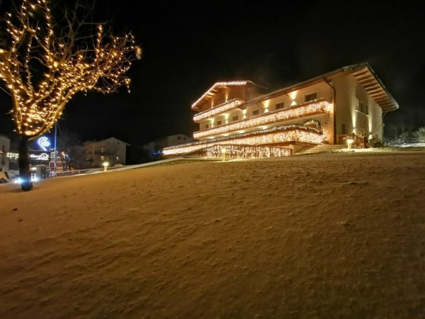 Vista notturna di un edificio illuminato.