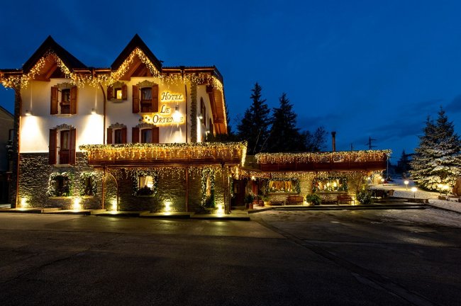 Hotel illuminato di notte con decorazioni luminose.