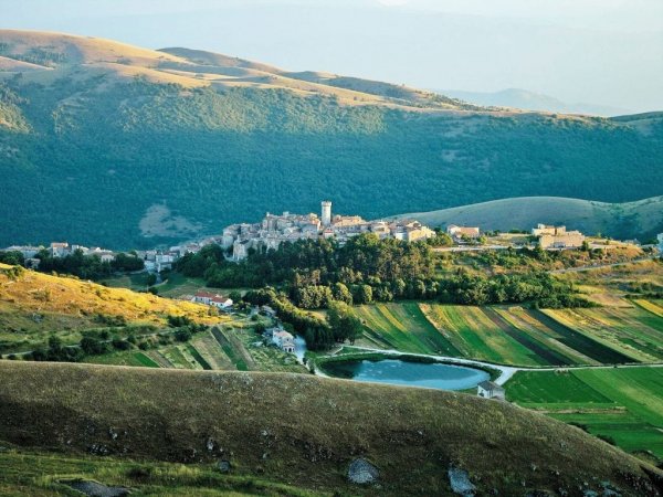 Panorama di un borgo collinare e campagna circostante.