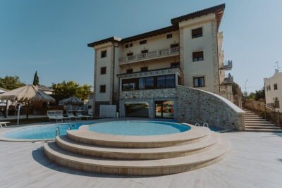 Edificio con piscina rotonda e gradini.