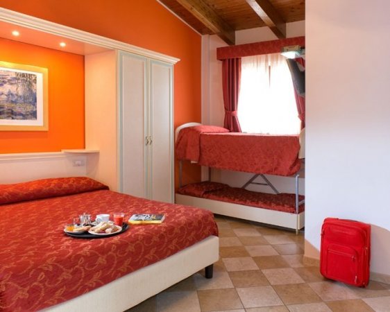 Camera d'hotel con letto matrimoniale e a castello.