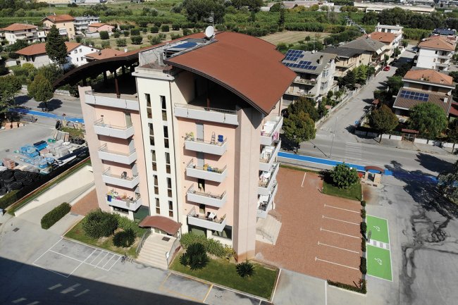 Un edificio residenziale con tetto curvo.