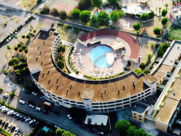 Edificio a forma circolare con piscina al centro.