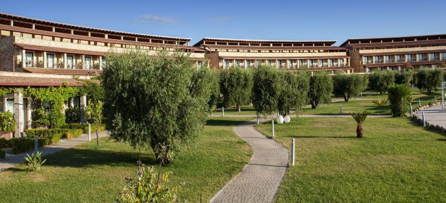 Hotel moderno con giardino e vialetto.