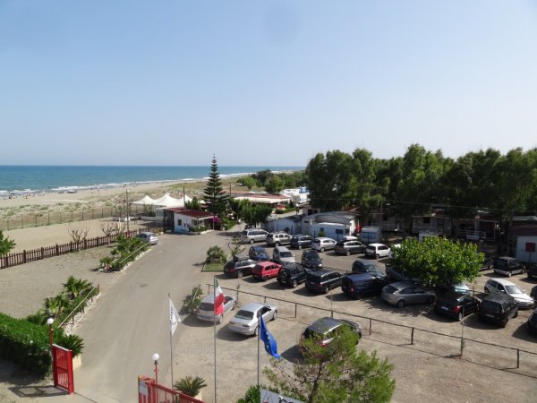 Veduta aerea di un parcheggio vicino alla spiaggia.