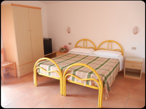 Stanza con letto matrimoniale e armadio.