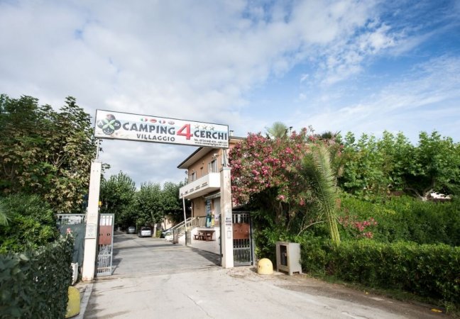 Ingresso del Camping 4 Cerchi circondato da vegetazione.