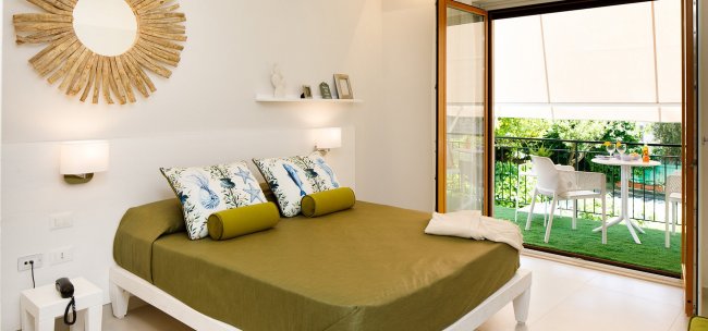 Camera da letto moderna con balcone.