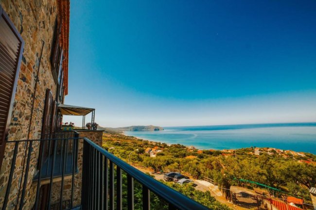 Vista mare da un balcone in pietra.