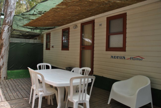 Casa mobile con veranda e tavolo bianco.