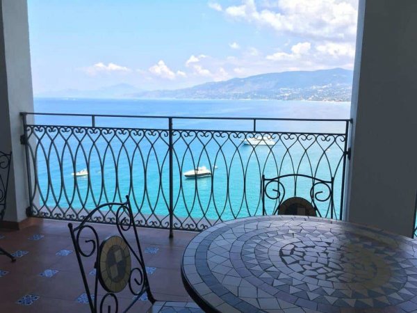 Terrazza con vista mare azzurro e barche.