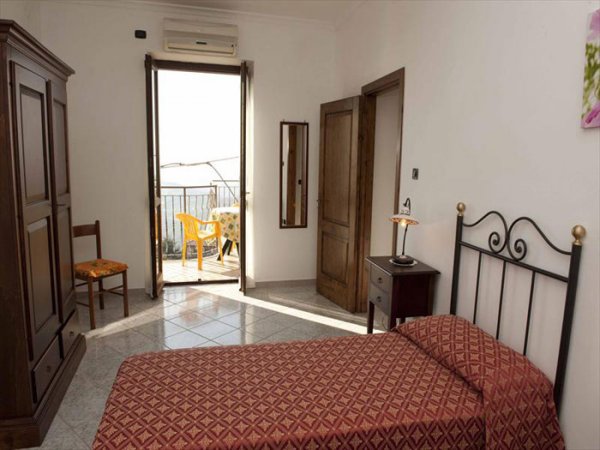 Camera con letto singolo e balcone vista mare.
