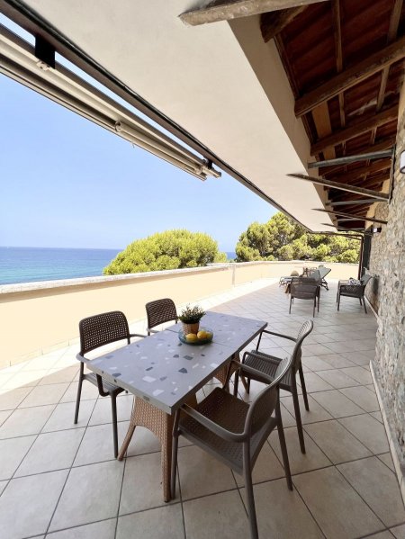 Tavolo all'aperto con vista mare.