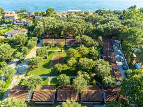 Strutture immerse nel verde vicino al mare.