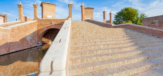 Scala di mattoni sopra un ponte di giorno.