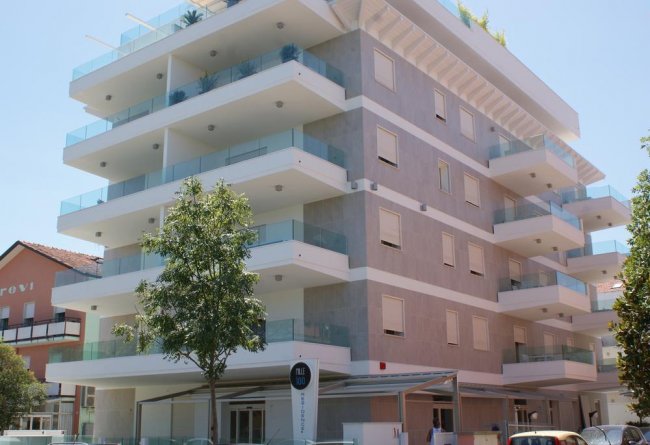 Edificio moderno a più piani con balconi.