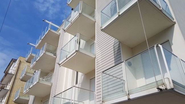 Balconi di vetro di un edificio moderno.