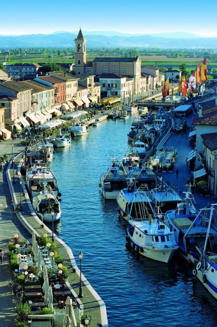 Canale con barche e case colorate.