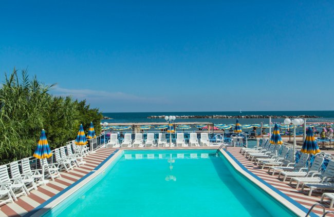 Piscina all'aperto con vista sul mare.