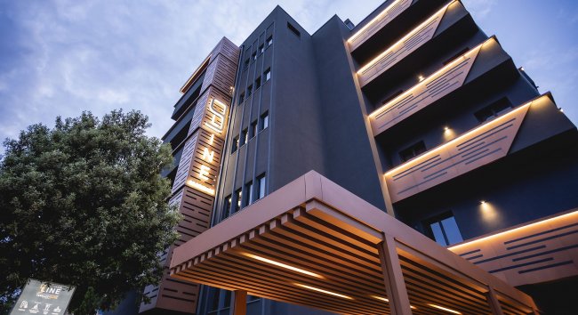 Edificio moderno con luci al crepuscolo.