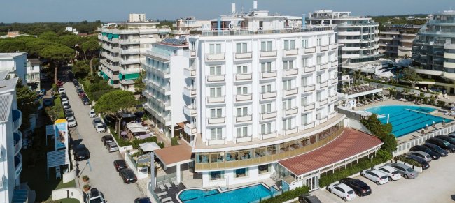 Hotel moderno con piscina e parcheggio.