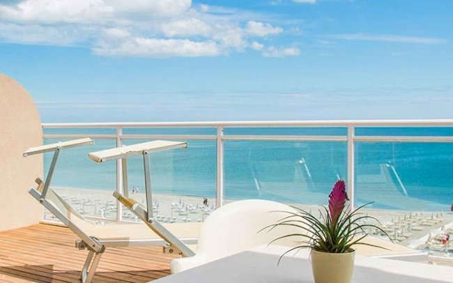 Balcone con vista mare e sdraio.