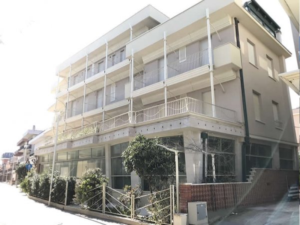 Edificio moderno a tre piani con balconi.