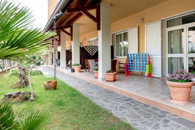 Portico con piante e area giochi.