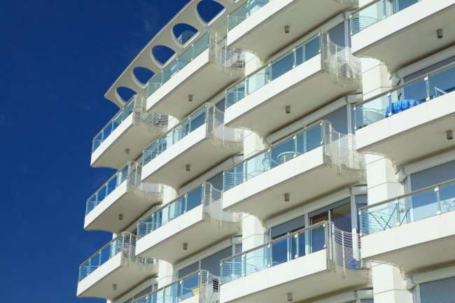 Balconi di un edificio moderno.