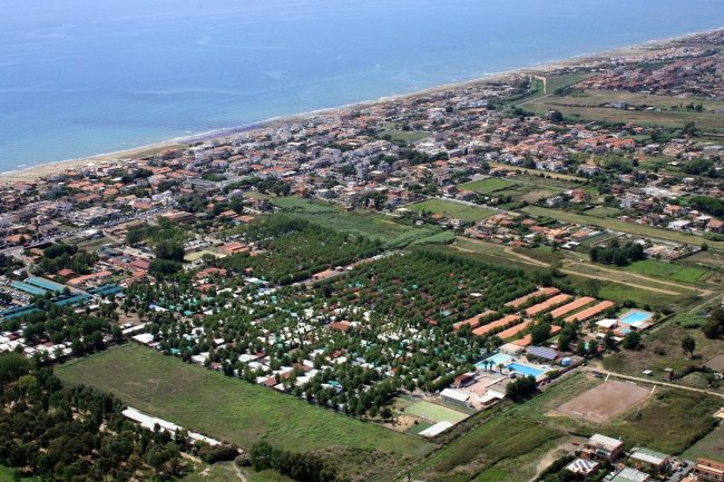 Veduta aerea di un complesso vicino al mare.