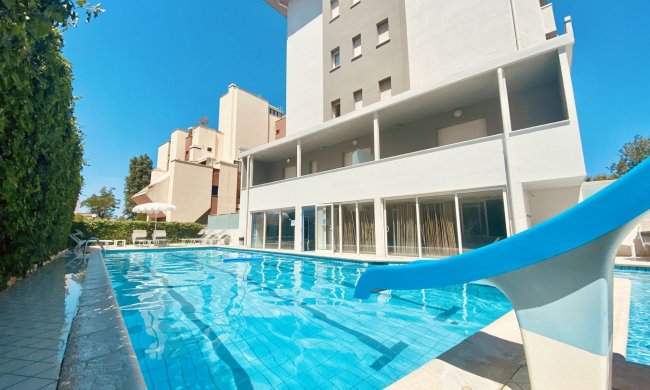 Piscina accanto a un edificio moderno.