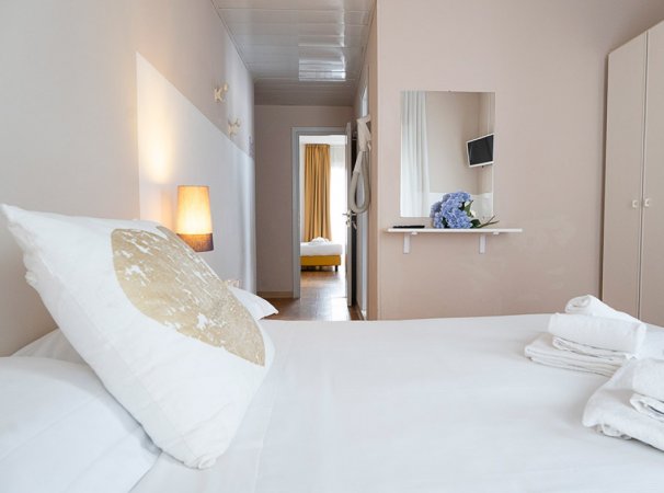 Una camera da letto con letto matrimoniale e lampada da tavolo.