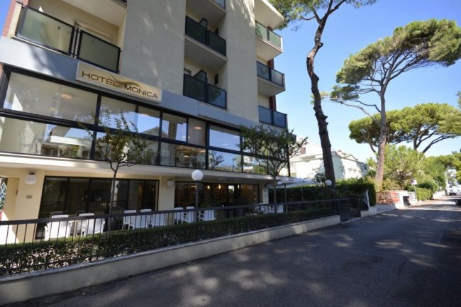 Facciata di un hotel moderno con vetrate.