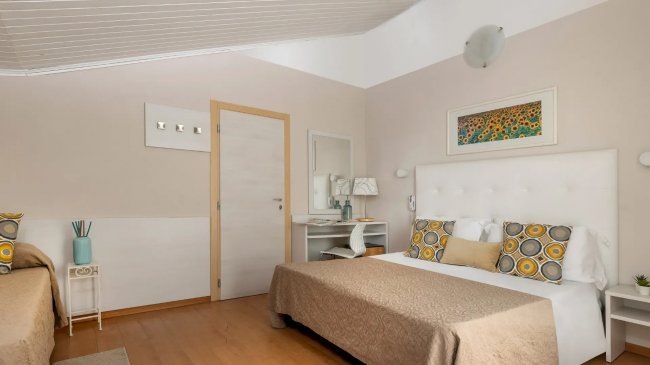 Camera da letto moderna con letto matrimoniale.