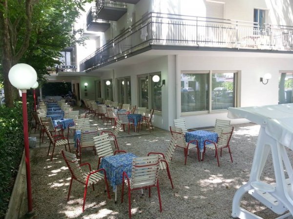 Tavolini all'aperto con tovaglie blu.