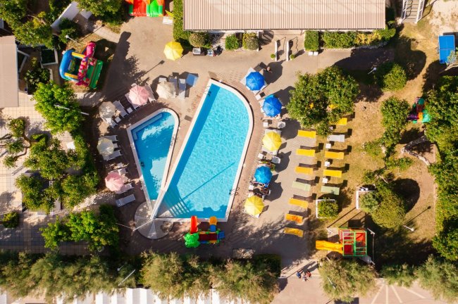Piscina all'aperto con ombrelloni colorati.