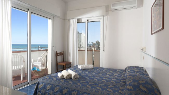 Camera con letto matrimoniale e vista mare.
