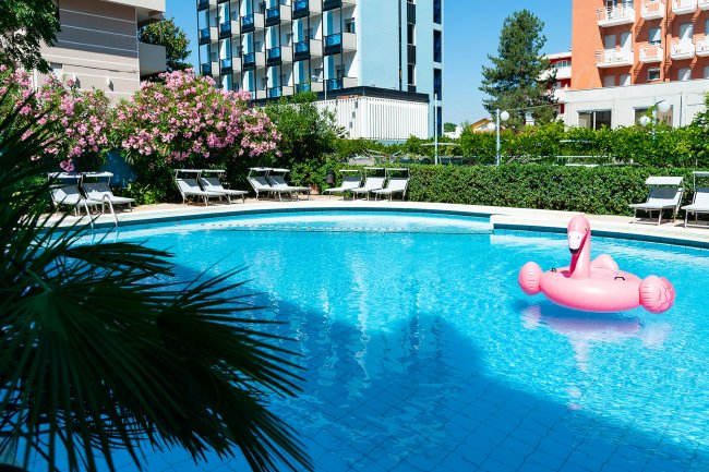 Piscina con gonfiabile a forma di fenicottero rosa.