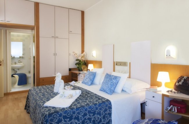 Camera con letto matrimoniale, bagno e armadio.
