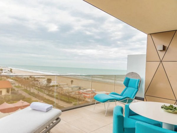 Terrazza con vista mare e sedute blu.