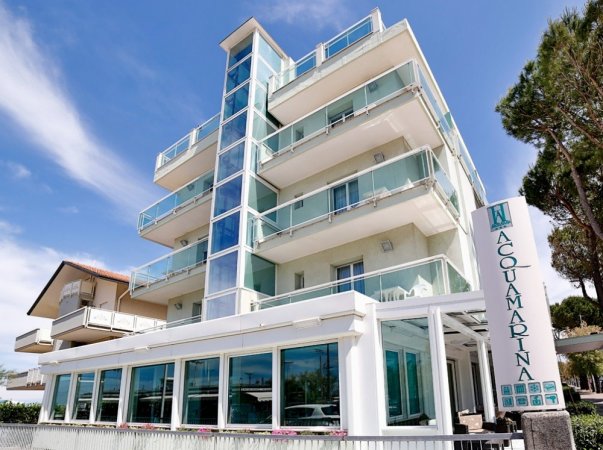 Edificio moderno con grandi finestre e balconi.