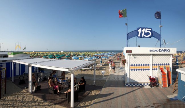 Spiaggia con cabine e ombrelloni numerata 115.